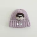 Detalle del gorro de punto morado claro para niños con muñeco 3D y etiqueta Bonjour - Talla única (3-10 años) / Violeta Claro