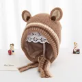 Detail van gebreide babymuts met bruine strepen, schattige berenoren en handige strikbandjes - Kinderen 2-6 Jaar / Donker Koffie