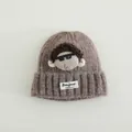 Detalle del gorro de punto marrón con muñeca rizada y etiqueta de Bonjour - Talla única (3-10 años) / Marrón