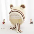 Detail van gebreide babymuts met berenoren en zachte binnenvoering in beige gestreept dessin - Kinderen 2-6 Jaar / Beige