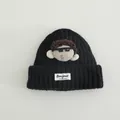 Dettaglio del cappello nero in maglia con patch di bambola e etichetta Bonjour - Taglia unica (3-10 anni) / Nero