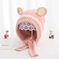 Detail van roze gebreide babymuts met berenoren, geribbelde rand en handige kinbandjes - Kinderen 2-6 Jaar / Roze