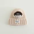 Detalle de gorro de punto para bebé con muñeca de dibujos y etiqueta Bonjour handmade - Talla única (3-10 años) / Beige