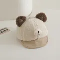 Simpatico cappellino da neonato in peluche beige con orecchie d'orso e tesa in velluto - 48-50cm / Beige
