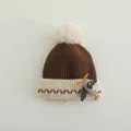 Detail van gebreide babymuts met schattig stoffen vliegtuigje en pluizige pompon - Kinderen 2-8 Jaar / Donker Koffie