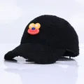 Detailansicht der schwarzen Kinder-Teddyplüschmütze mit buntem Cartoon-Gesicht-Aufnäher - Kinder 3-8 Jahre / Schwarz