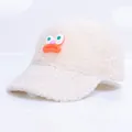 Nahaufnahme der flauschigen weißen Teddy-Baseballkappe mit süßem Monstergesicht - Kinder 3-8 Jahre / Beige