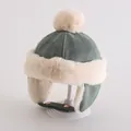 Winter Baby Mütze in Dunkelgrün aus Wildlederimitat mit flauschigem Kunstpelz - Kleinkinder 1-3 Jahre / Einzelbommel / Blassgrün