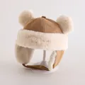 Winter-Babyfliegermütze aus braunem Wildlederimitat mit weißen Bommeln und Ohrenklappen - Kleinkinder 1-3 Jahre / Doppelbommel / Hellkaffee
