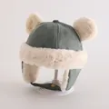 Graugrüne Wintermütze für Babys mit cremefarbenen Pelzohren und warmem Fleecefutter - Kleinkinder 1-3 Jahre / Doppelbommel / Blassgrün