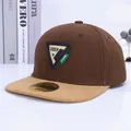 Gorra de béisbol infantil de dos tonos con parche triangular y visera plana para el sol de verano - Corona Café Oscuro Etiqueta Negra Ala Café Oscuro