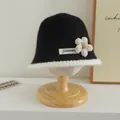 Chapeau cloche tricoté noir pour enfant avec bordure peluche et fleur à carreaux - Taille unique enfant / Décoration de Fleurs à Carreaux (Noir) / Petit Motif Floral Noir