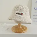 Chapeau cloche tricoté pour enfants couleur avoine avec écusson cerise sur support - Taille unique enfant / Décoration Patch Cerise (Beige) / Patch Beige