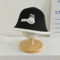 Sombrero de punto negro para niños con ribete blanco y parche de conejo adorable - Talla universal para niños / Decoración de Conejo 3D (Negro) / Conejo Negro