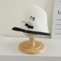 Gorro de pescador de punto para niños en color crema con muñeco conejo y borde negro - Talla universal para niños / Decoración de Conejo 3D (Blanco) / Conejo Blanco