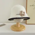 Chapeau cloche tricoté blanc avec fleur à carreaux marron et bord noir - Taille unique enfant / Décoration de Fleurs à Carreaux (Blanc) / Fleurs Blanches