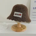 Chapeau bob en maille pelucheuse marron foncé avec écusson cerise et dentelle - Taille unique enfant / Décoration Patch Cerise (Café) / Patch Café