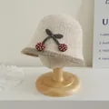 Chapeau bob en tricot beige pour enfants avec décor cerise sur support bois - Taille unique enfant / Décoration de Cerise au Crochet (Beige) / Cerise Beige
