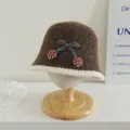 Chapeau cloche tricoté marron pour enfants avec cerises sur support en bois - Taille unique enfant / Décoration de Cerise au Crochet (Café) / Café Cerise