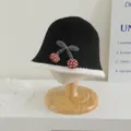 Cloche en tricot noir avec bord en fausse fourrure blanche et cerises au crochet - Taille unique enfant / Décoration de Cerise au Crochet (Noir) / Noir Cerise
