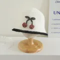 Chapeau cloche tricoté blanc pour enfants avec cerises et bordure noire contrastée - Taille unique enfant / Décoration de Cerise au Crochet (Blanc) / Blanc Cerise