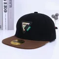 Gorra de béisbol para niños con visera plana bicolor negro y marrón con parche triángulo - Corona Negra Etiqueta Negra Ala Negra