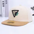 Gorra hip hop infantil con corona beige y visera caqui con parche de triángulo - Corona Blanco Roto Etiqueta Negra Ala Blanco Roto