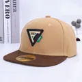 Gorra de béisbol infantil de visera plana en kaki y marrón con parche de cuero - Corona Caqui Etiqueta Negra Ala Caqui