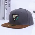 Gorra de béisbol infantil de visera plana en gris y marrón con parche triangular - Corona Gris Oscuro Etiqueta Negra Ala Gris Oscuro