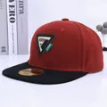 Gorra de béisbol snapback para niños en rojo y negro con parche triangular de letras - Corona Rojo Dátil Etiqueta Negra Ala Rojo Dátil