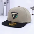 Gorra snapback infantil de visera plana en caqui y negro con parche triangular de moda - Corona Gris Claro Etiqueta Negra Ala Gris Claro