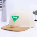 Gorra de béisbol para niños en beige y marrón con un parche triangular verde - Estilo 2 Etiqueta Verde Blanco Roto