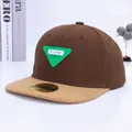 Gorra de béisbol infantil en color block marrón y caqui con parche triangular verde - Estilo 2 Etiqueta Verde Café Oscuro
