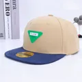 Gorra de béisbol para niños bicolor caqui y azul marino con parche triangular de silicona - Estilo 2 Etiqueta Verde Beige