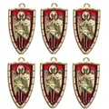 Set de seis colgantes de escudo dorados con esmalte rojo y relieve de ángel guardián - Dije de Escudo Oro Rojo