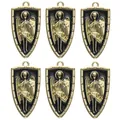 Detalle de seis colgantes de escudo medieval con relieve de caballero y esmalte - Dije de Escudo Oro Negro