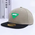 Gorra de béisbol para niños en color caqui y negro con parche triangular frontal - Estilo 2 Etiqueta Verde Gris Claro