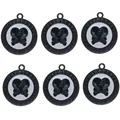 Vista macro de seis colgantes de corazón y huesos con esmalte blanco y negro y letras - Dije de Corazón Negro Redondo Base Negra