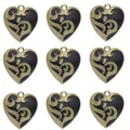 Detalle de nueve colgantes de corazón en aleación con esmalte negro y motivos florales - Dije de Corazón Patrón Oro Negro
