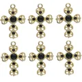 Detalle de seis colgantes de cruz de aleación dorada con pedrería negra y puntas de corazón - Dije de Cruz Strass Negro Base Dorada
