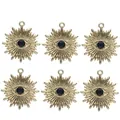 Detalle de seis colgantes de ojo de la suerte dorados con rayos de sol y piedra negra DIY - Dije de Ojo Negro Base Dorada