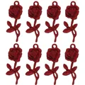 Detalle de ocho colgantes de rosa roja mate con tallo y hojas para hacer joyas - Dije de Rosa Roja Corta