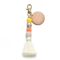Détail de perles en silicone, disque en bois et pompon en coton blanc cassé sur porte-clés - Style Gland Jaune Orange