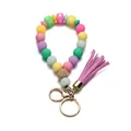 Dettaglio di perline in silicone macaron con lettere e nappa su cinturino portachiavi - Nappa Perlinata Multicolore (HBD) / Colorato