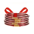 Detalle de pulseras de silicona con purpurina roja y cierres metálicos dorados elegantes - Rojo