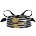 Detalle de 5 pulseras negras flexibles con conectores de oro grabados y lazo negro - Negro