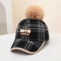 Detail of plaid winter baseball cap with faux fur pompom and embroidered Boston logo - Kids (48-54CM) / BOSTON Black Plaid