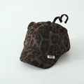 Dettaglio cappellino neonato leopardato con orecchie 3D e decorazione a coda lunga - Neonato / Stampa Leopardata Scura