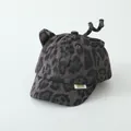 Dettaglio del cappellino leopardato per bambini con orecchie, coda ed etichetta in tessuto - Neonato / Leopardo Grigio Scuro