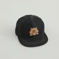 Kinder Jeans Baseballkappe in Schwarz mit süßem Capybara-Aufnäher und flachem Rand - Kindergröße / Schwarz